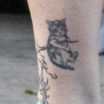 Тату с котенком карабкающимся на дерево по ветке внизу ноги девушки 2 tatufoto.com - уличная тату