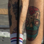 Тату с сахарным цветным черепом внизу правой ноги парня 4 tatufoto.com - уличная тату