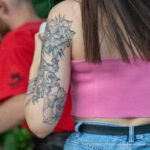 Тату с цветами и вензелями на всю левую руку девушки 3 tatufoto.com - уличная тату