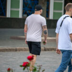 Тату синяя мандала и надпись на правом локте парня 2 tatufoto.com - уличная тату