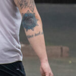 Тату синяя мандала и надпись на правом локте парня 3 tatufoto.com - уличная тату