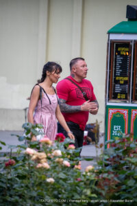 Фото тату: Мужчина с татуировкой на руке и женщина с татуировкой на руке стоят рядом. Рисунок татуировки выполнен в черно-серых тонах и представляет собой сложный орнамент.