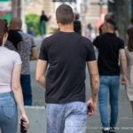 Тату черно-красная роза и надпись на правой руке молодого парня 3 tatufoto.com - уличная тату