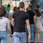 Тату черно-красная роза и надпись на правой руке молодого парня 4 tatufoto.com - уличная тату