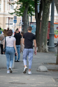 Фото тату: черная минималистичная татуировка розы на предплечье мужчины. Изящный рисунок татуировки подчеркивает мужественный образ.