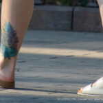 Тату штурвал, пламя, цветок и овечка внизу ног девушки 3 tatufoto.com - уличная тату