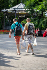Фото тату на теле двух мужчин: татуировки на спине и ногах в различных стилях, включая реализм и олдскул.