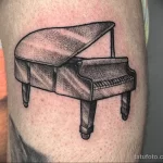 Фото тату с пианино – фортепиано и клавишами – tatufoto.com_236_11/07/2022 16:35:25