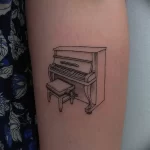 Фото тату с пианино – фортепиано и клавишами – tatufoto.com_154_11/07/2022 17:03:44