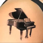 Фото тату с пианино – фортепиано и клавишами – tatufoto.com_136_11/07/2022 17:02:58