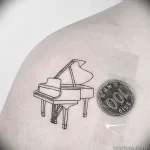 Фото тату с пианино – фортепиано и клавишами – tatufoto.com_83_11/07/2022 17:00:39