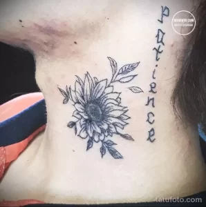Фото татуировки на шее с изображением подсолнуха и надписью "Patience". Черно-белый рисунок в стиле лайнарт.