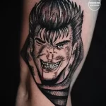 Фото татуировки в стиле аниме: портрет Джотаро Куджо из JoJo's Bizarre Adventure на руке. Яркий и детализированный рисунок, выполненный в характерной для аниме манере.