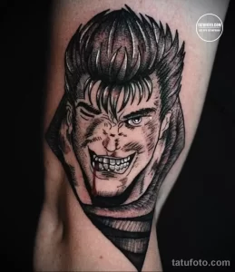 Фото татуировки в стиле аниме: портрет Джотаро Куджо из JoJo's Bizarre Adventure на руке. Яркий и детализированный рисунок, выполненный в характерной для аниме манере.