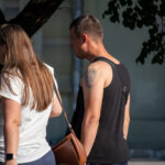 Фрагмент неудачной татуировки на левом плече мужчины 1 tatufoto.com - уличная тату