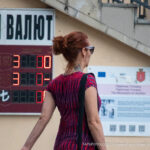 Фрагмент старой неудачной тату с узором и пламенем на шее девушки 5 tatufoto.com - уличная тату
