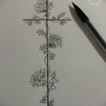 Эскиз татуировки креста, увитого цветами и листьями. Выполнено в графическом стиле с использованием тонких линий и растительных элементов.