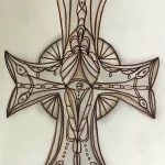 Эскиз татуировки креста с необычным геометрическим дизайном и использованием коричневых оттенков. Подходит для тех, кто ищет уникальный рисунок.