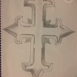 Черно-белый эскиз татуировки креста, выполненный в стиле Blackwork с использованием геометрических форм и четких линий.