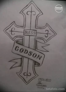 Эскиз татуировки креста с надписями "Bless" и "Godson", выполненный в черно-белой графике.