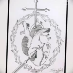 Эскиз татуировки, изображающий человеческое сердце, пронзенное крестом и окруженное терновым венцом.