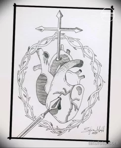 Эскиз татуировки, изображающий человеческое сердце, пронзенное крестом и окруженное терновым венцом.
