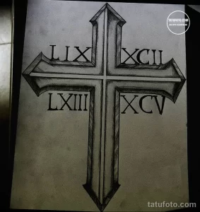 Черно-белый эскиз татуировки креста с римскими цифрами LIX, XCII, LXIII и XCV, выполненный в графическом стиле.