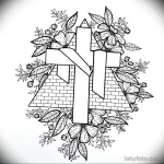 Черно-белый эскиз татуировки с изображением буквы N, украшенной цветами и кирпичной кладкой. Детальный рисунок татуировки.