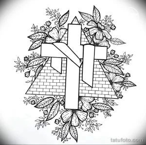 Черно-белый эскиз татуировки с изображением буквы N, украшенной цветами и кирпичной кладкой. Детальный рисунок татуировки.