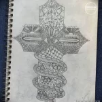Черно-белый эскиз татуировки с изображением меча, обвитого змеей. Детальный рисунок татуировки с использованием орнаментов.