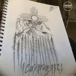 Черно-белый эскиз татуировки с изображением горного пейзажа, солнца и надписи "1 Corinthians 13:21". Детальный рисунок татуировки.