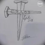 Фото эскиза татуировки креста с надписью "Grace" и "Eph 2:8". Рисунок выполнен в черно-белой гамме, с акцентом на каллиграфию.