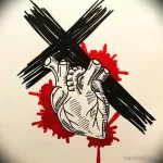 Фото тату: черно-белый рисунок креста, пронзающего сердце, с брызгами красной краски. Подходит для поиска мрачных и символичных татуировок.