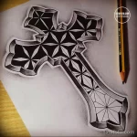 Черно-белое фото эскиза татуировки, изображающего крест, состоящий из геометрических фигур. Современный и стильный дизайн.