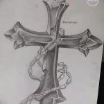 Эскиз татуировки креста, обвитого четками. Рисунок выполнен в черно-серых тонах с акцентом на детализацию креста и бусин.