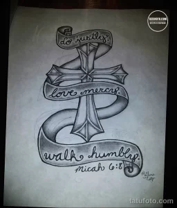 Эскиз татуировки креста, обвитого лентой с надписью "Do justly, love mercy, walk humbly". Рисунок выполнен в черно-серых тонах с акцентом на каллиграфию.