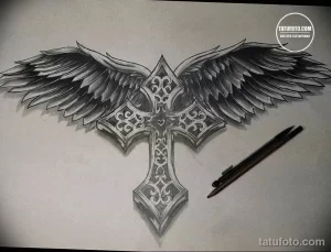 Эскиз татуировки креста с распростертыми крыльями ангела. Рисунок выполнен в черно-серых тонах с акцентом на детализацию перьев и текстуру креста.