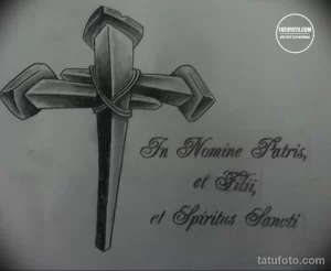Черно-белый эскиз татуировки креста с надписью на латыни 'In Nomine Patris, et Filii, et Spiritus Sancti'.