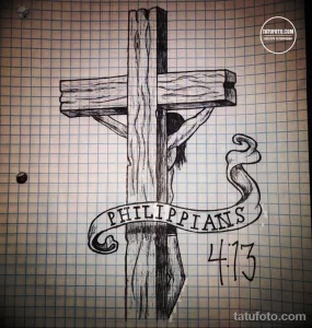 Черно-белый эскиз татуировки креста с надписью 'Philippians 4:13'. Простой и минималистичный рисунок.