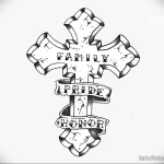 Фото тату креста в стиле олдскул с надписями "FAMILY", "PRIDE", "HONOR". Классический дизайн, символизирующий важные жизненные ценности.