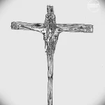 Черно-белый эскиз татуировки с изображением распятия Христа. Детализированный рисунок, выполненный в мрачном стиле, подходит для спины или плеча.