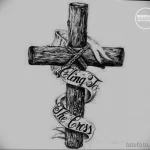 Фото тату эскиз деревянного креста с надписью 'Cling To The Cross'. Черно-белый рисунок, выполненный в реалистичной технике.