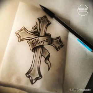 Черно-белый эскиз татуировки креста с лентой, на которой написано 'Hope'. Детализированный рисунок для вдохновения.