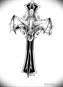 Черно-белая татуировка в стиле dark art, изображающая крест с драконом. Детализированный рисунок с острыми линиями и мистической атмосферой.