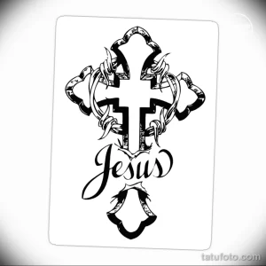 Фото тату креста, обвитого колючей проволокой, с надписью 'Jesus', символизирующего страдания, веру и искупление.