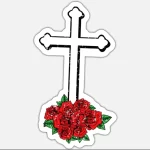 Фото тату креста, увитого красными розами, символизирующего любовь, веру и память об ушедших.