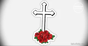 Фото тату креста, увитого красными розами, символизирующего любовь, веру и память об ушедших.