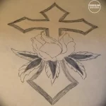 Эскиз татуировки креста, украшенного розой. Романтичный и символичный дизайн, выполненный в черно-белой гамме.