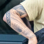 тату маори узоры на правой руке молодого парня 7 tatufoto.com - уличная тату