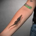 Фото татуировки с летящим или плывущим аллигатором стала вирусной - tatufoto.com фото для статьи 22122022 1